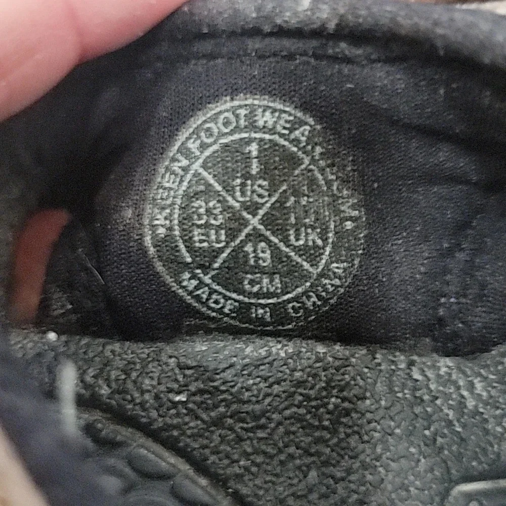 CHILDREN'S KEEN WATERPROOF SHOES (sz 1)